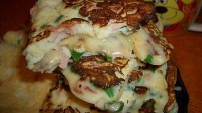 Быстрая лепешка с сарделькой и сыром
