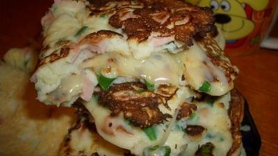 Быстрая лепешка с сыром и сарделькой