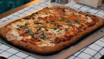 Быстрая пицца с колбасой и сыром в духовке