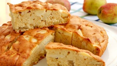 Быстрая яблочная шарлотка без яиц