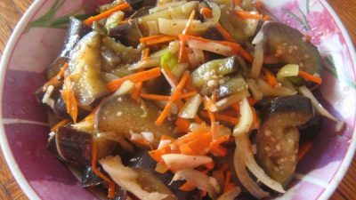 Быстрые маринованные баклажаны с перцем