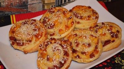 Быстрые слоеные булочки с колбасой и сыром