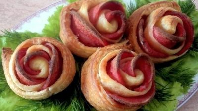 Быстрые слоеные розочки с колбасой