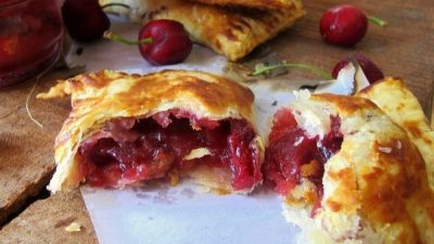 Быстрые слойки с вишневой начинкой