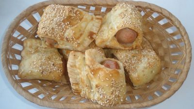 Быстрые сосиски в слоеном тесте с кунжутом