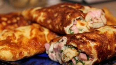 Быстрый омлет-рулет с колбасой