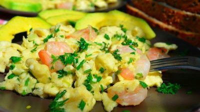 Быстрый омлет с креветками и зеленью
