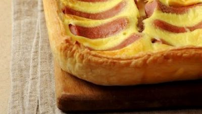 Быстрый пирог из слоеного теста с сосисками