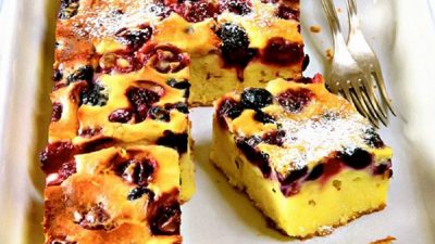 Быстрый пирог из творога с ежевикой и вишней