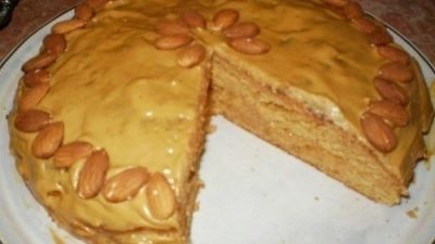 Быстрый пирог на сгущенке к чаю