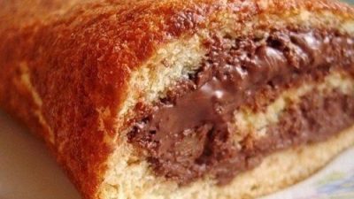 Быстрый рулет на сгущенке к чаю