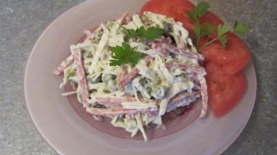 Быстрый салат из капусты и колбасы