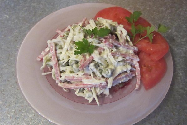 Быстрый салат из капусты и колбасы
