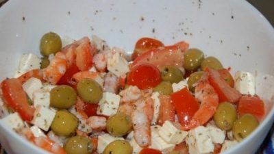 Быстрый салат с креветками и сыром