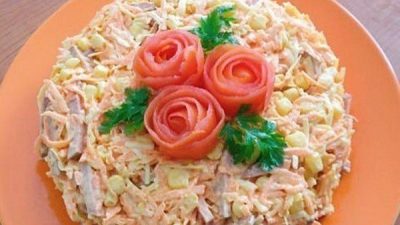 Быстрый салат с морковью и копченой колбасой