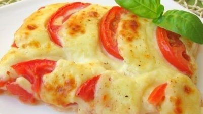 Быстрый слоеный пирог с моцареллой и помидорами