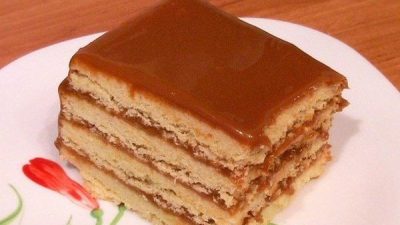 Быстрый торт «Песочный» со сгущенкой