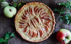 Постный тарт с яблоками и корицей
