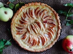 Постный тарт с яблоками и корицей