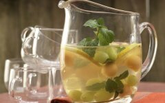 Виноградная сангрия с дыней и мятой