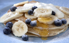 Банановые блины с черникой к завтраку