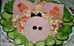 Салат с колбасой, сыром и овощами в виде свинки