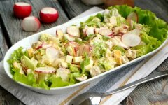 Цезарь с курицей, редиской и ржаными сухариками