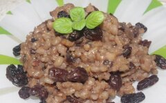 Сочиво из перловки с орехами, изюмом и маком