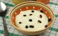 Манная каша на молоке и воде с сухофруктами