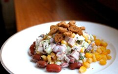 Салат с ветчиной, кукурузой, фасолью, огурцами и сухариками