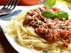 Спагетти с сырно-мясным соусом
