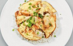 Омлет «Оякодон» с рисом и куриным филе