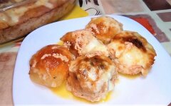 Мясные котлеты в духовке с картошкой под сыром