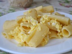 Макаронная запеканка с кетчупом в мультиварке