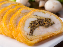 Куриный рулет с орехами в сырной обсыпке