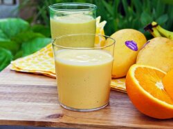 Бананово-манговый смузи с апельсиновым соком и ванилином