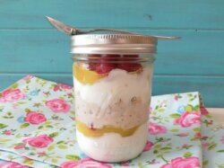 Ленивая овсянка с кефиром, ягодами и медом