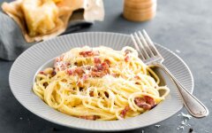 Сливочная паста с беконом и чесноком