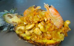 Жареные креветки с перцем и чесноком в ананасе