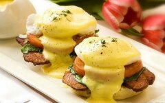 Яйца Бенедикт с беконом на кексе