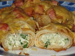 Запеченные блины с рисом, ветчиной, яйцами и сыром