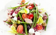 Салат со стручковой фасолью, тунцом и сыром «Моцарелла»