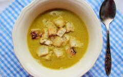 Гороховый суп без мяса с чесночными гренками