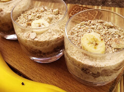 Творожно-банановый мусс с печеньем и какао