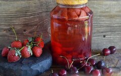 Компот из замороженной клубники с черешней