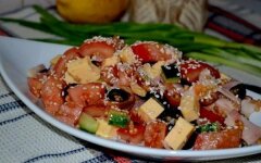 Салат с копченой курицей, овощами и горчицей