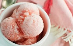 Десерт из замороженных фруктов и йогурта