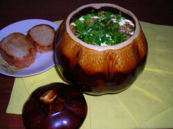 Говядина с шампиньонами в соусе в горшочках