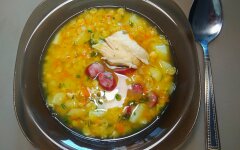 Гороховый суп с курицей и охотничьими колбасками