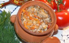 Ароматная гречка со свининой в горшочке
